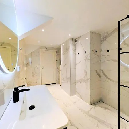 Penthouse In The Middle Of The Center - 5 Bedrooms - Fully Furnnished And Equipped - Parking Apartament